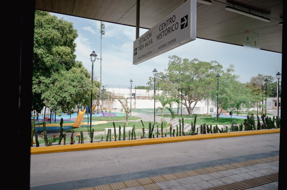 TREN LIGERO, EL ÚLTIMO ABRAZO DE ANDRÉS MANUEL LÓPEZ OBRADOR Y EL PRIMERO DE LA PRESIDENTA CLAUDIA SHEINBAUM, QUE LO CIERRA CON AMOR