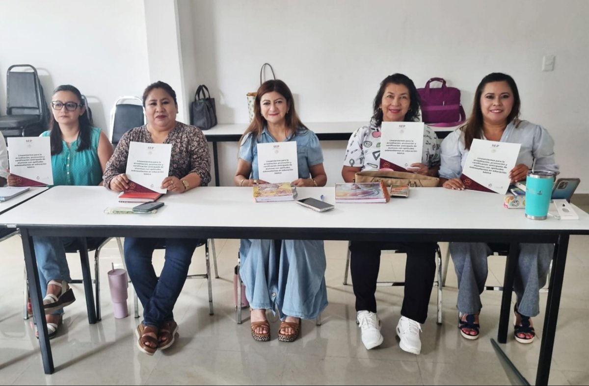 SUPERVISORES REFUERZAN CONOCIMIENTOS SOBRE ATENCIÓN A ALUMNOS SOBRESALIENTES