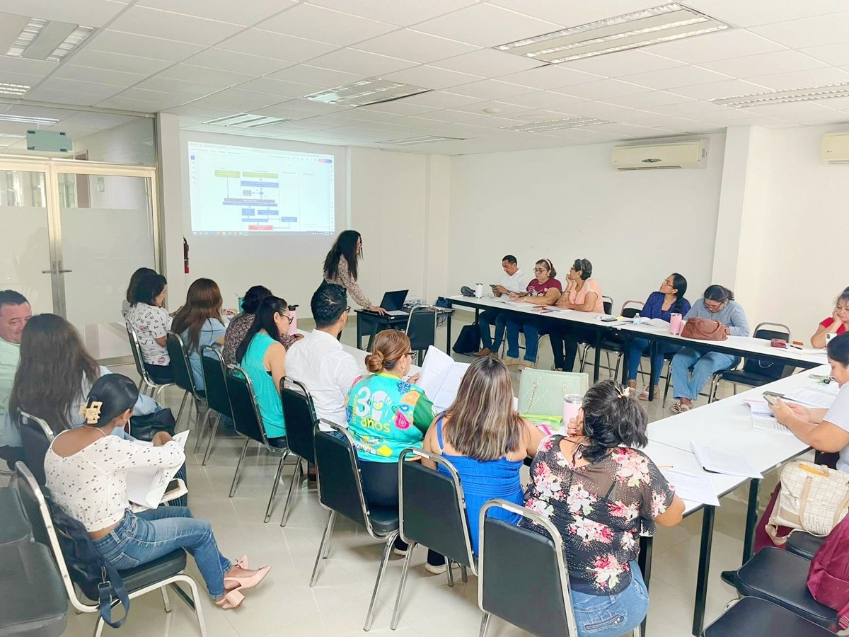 SUPERVISORES REFUERZAN CONOCIMIENTOS SOBRE ATENCIÓN A ALUMNOS SOBRESALIENTES