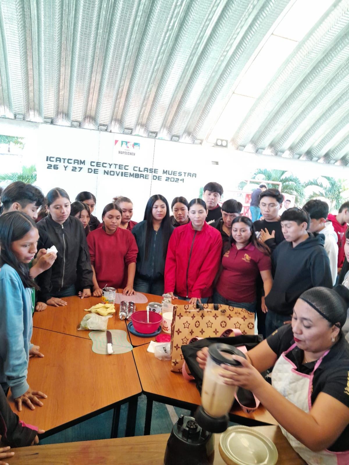 ICAT ACCIÓN MÓVIL HOPELCHÉN REALIZA CLASE MUESTRA DE ELECTRICIDAD, REPOSTERIA Y APLICACIÓN DE UÑAS A LOS ALUMNOS DEL CECYTEC DE ESTE MUNICIPIO
