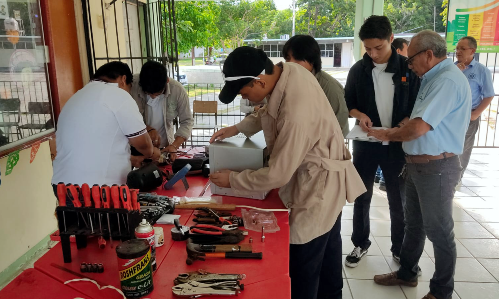ALUMNOS PLANTEL CAMPECHE BRINDAN SERVICIOS A COMUNIDAD EN SECUNDARIA TÉCNICA NO.1