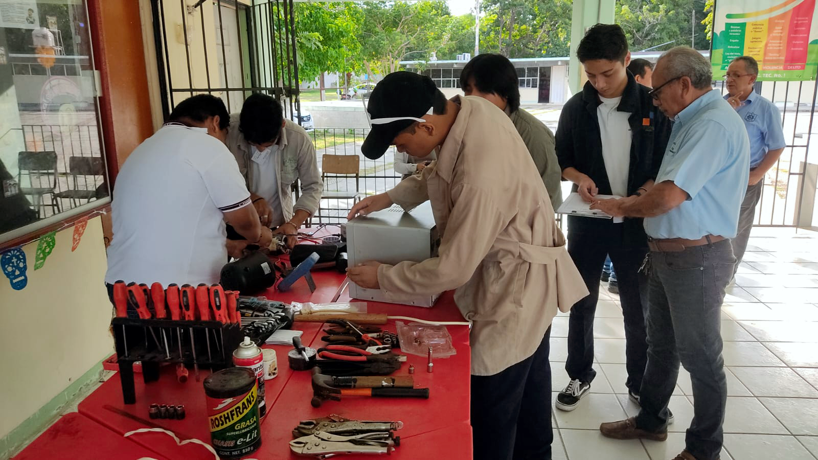ALUMNOS PLANTEL CAMPECHE BRINDAN SERVICIOS A COMUNIDAD EN SECUNDARIA TÉCNICA NO.1