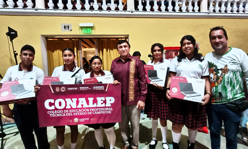 ENTREGA DE COMPUTADORAS JAGUAR A ALUMNOS DE LOS DIVERSOS PLANTELES DEL CONALEP