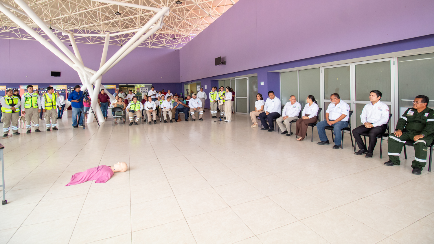 EGRESAN 14 TÉCNICOS PARÁMEDICOS