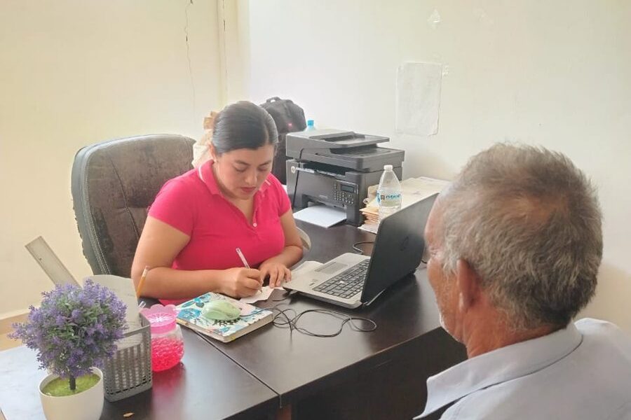ADULTOS MAYORES EN CALAKMUL, SE ACERCAN AL INDAJUCAM A SOLICITAR TRÁMITES JURISDICCIONALES