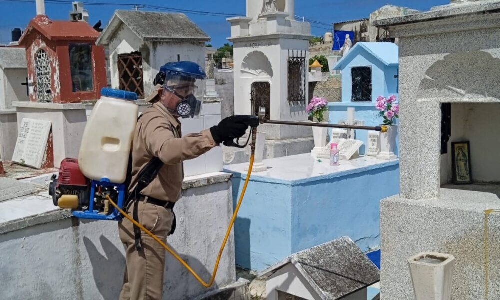 COMBATEN DENGUE EN CEMENTERIOS DE CAMPECHE