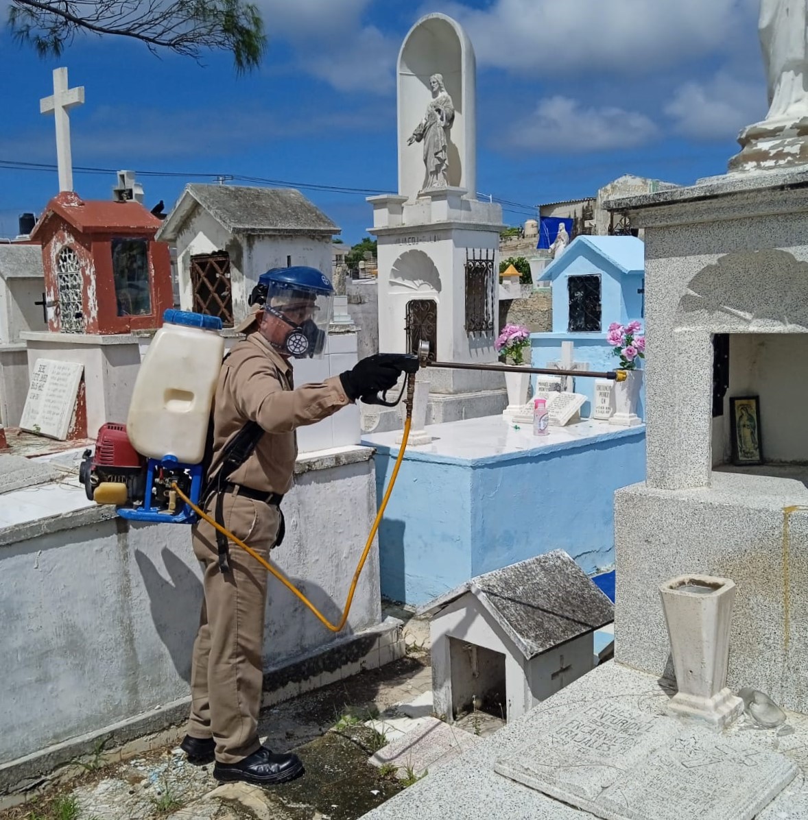 COMBATEN DENGUE EN CEMENTERIOS DE CAMPECHE