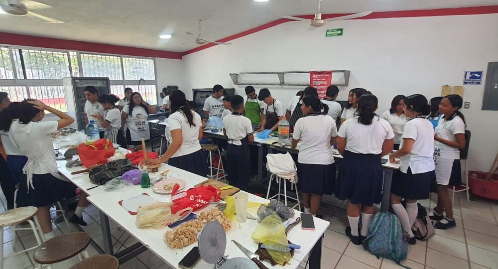 "ICAT Y CECATI 50 OFRECEN CLASE MUESTRA DE GASTRONOMÍA A PREPARATORIANOS"