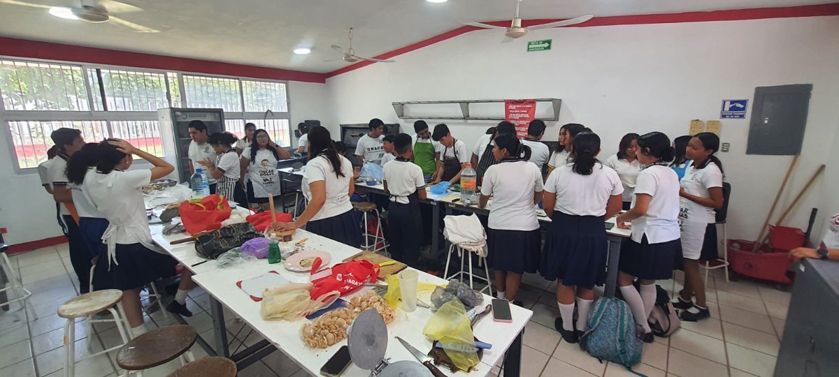 "ICAT Y CECATI 50 OFRECEN CLASE MUESTRA DE GASTRONOMÍA A PREPARATORIANOS"