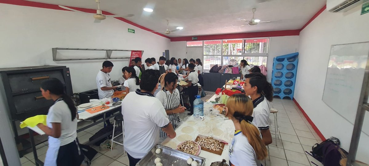 "ICAT Y CECATI 50 OFRECEN CLASE MUESTRA DE GASTRONOMÍA A PREPARATORIANOS"