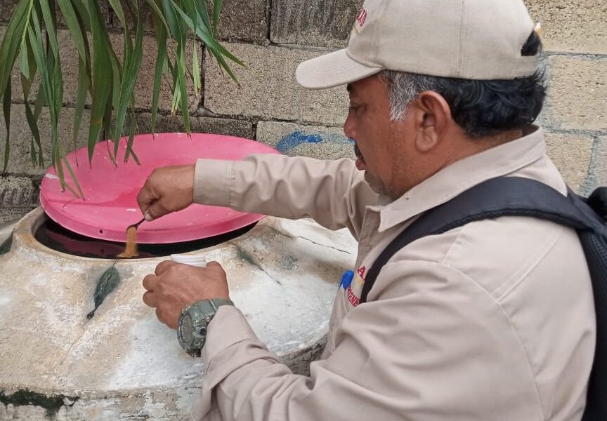 CONTINÚAN RECORRIDOS CASA POR CASA PARA REFORZAR ACCIONES DE CONTROL LARVARIO