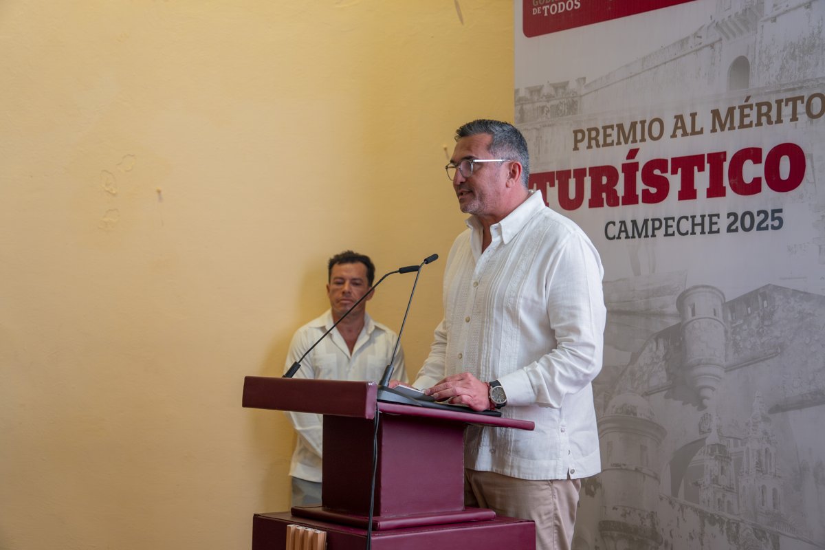 RECONOCEN A FRANCISCO HERNÁNDEZ ROMERO “FRANCIS” CON EL MÉRITO TURÍSTICO 2025 EN CAMPECHE