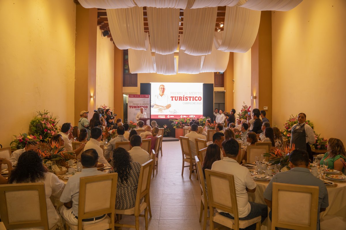 RECONOCEN A FRANCISCO HERNÁNDEZ ROMERO “FRANCIS” CON EL MÉRITO TURÍSTICO 2025 EN CAMPECHE