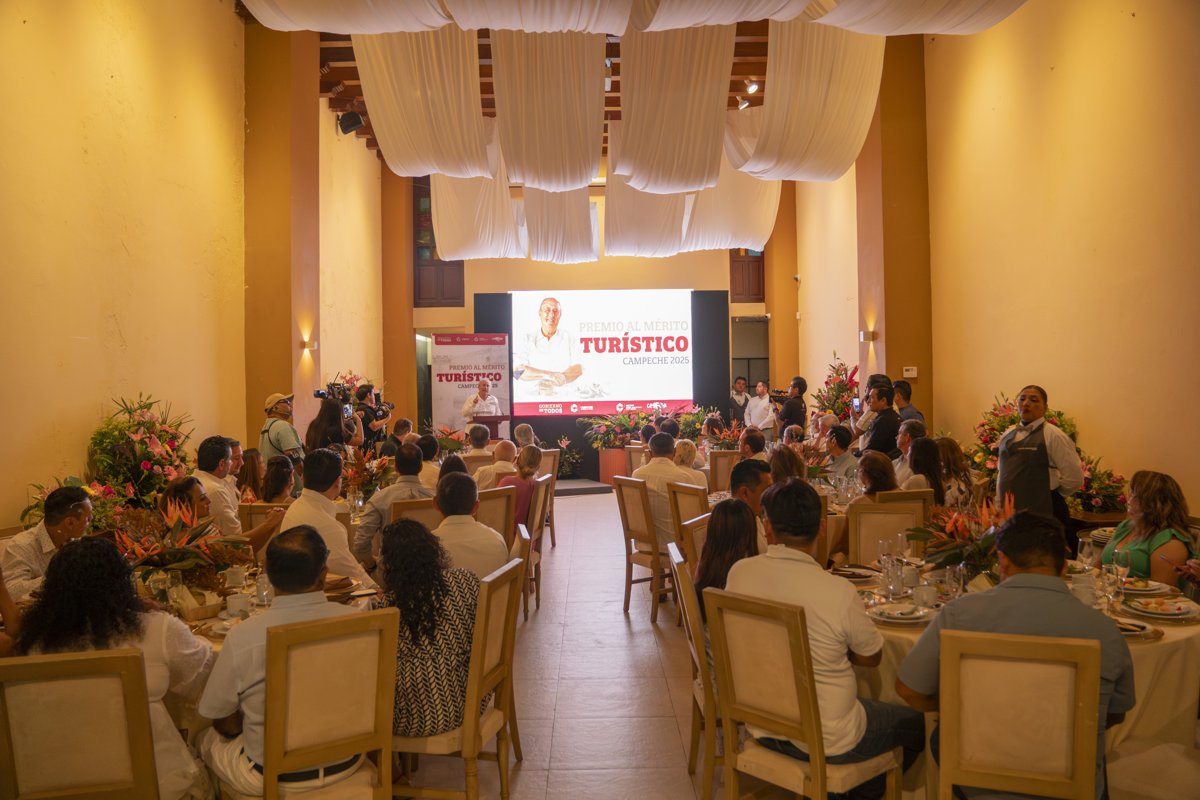 RECONOCEN A FRANCISCO HERNÁNDEZ ROMERO “FRANCIS” CON EL MÉRITO TURÍSTICO 2025 EN CAMPECHE