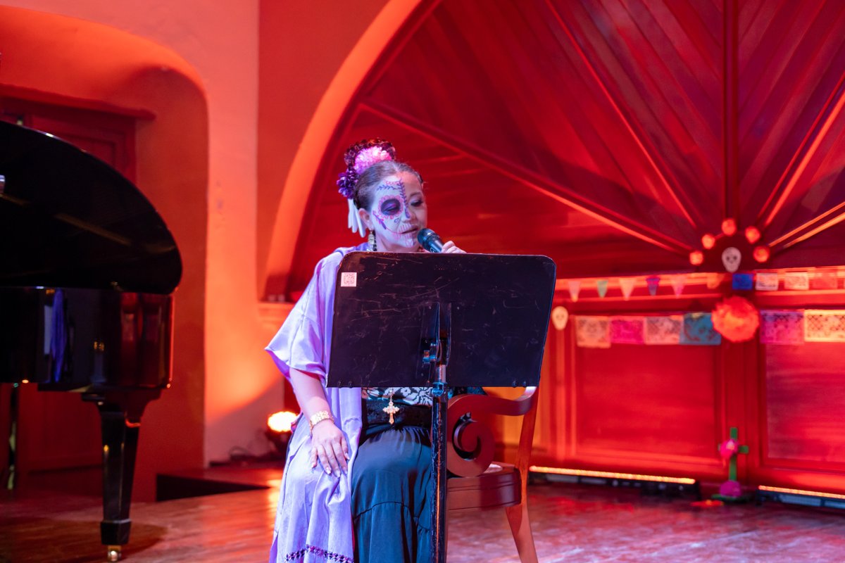 VIERNES DE RECITAL "ESPECIAL DE MUERTOS" HONRÓ LAS TRADICIONES MEXICANAS EN EL CLAUSTRO
