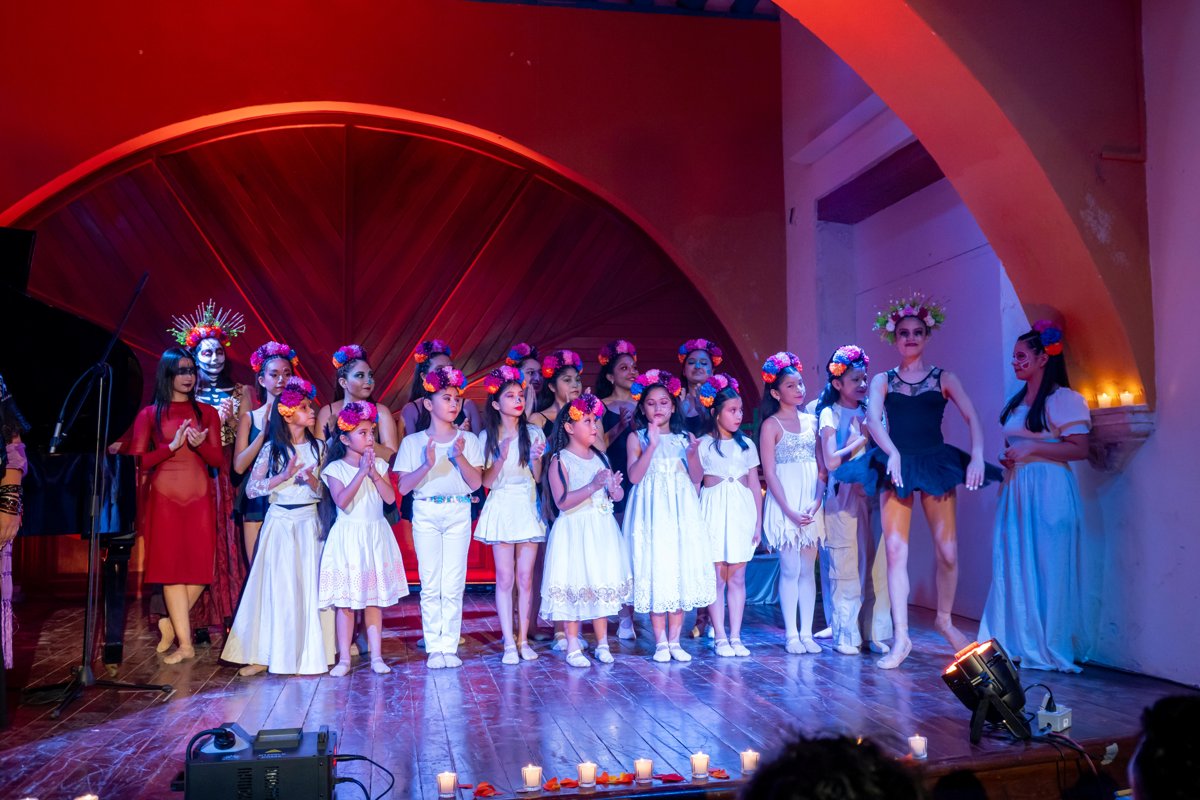 VIERNES DE RECITAL "ESPECIAL DE MUERTOS" HONRÓ LAS TRADICIONES MEXICANAS EN EL CLAUSTRO
