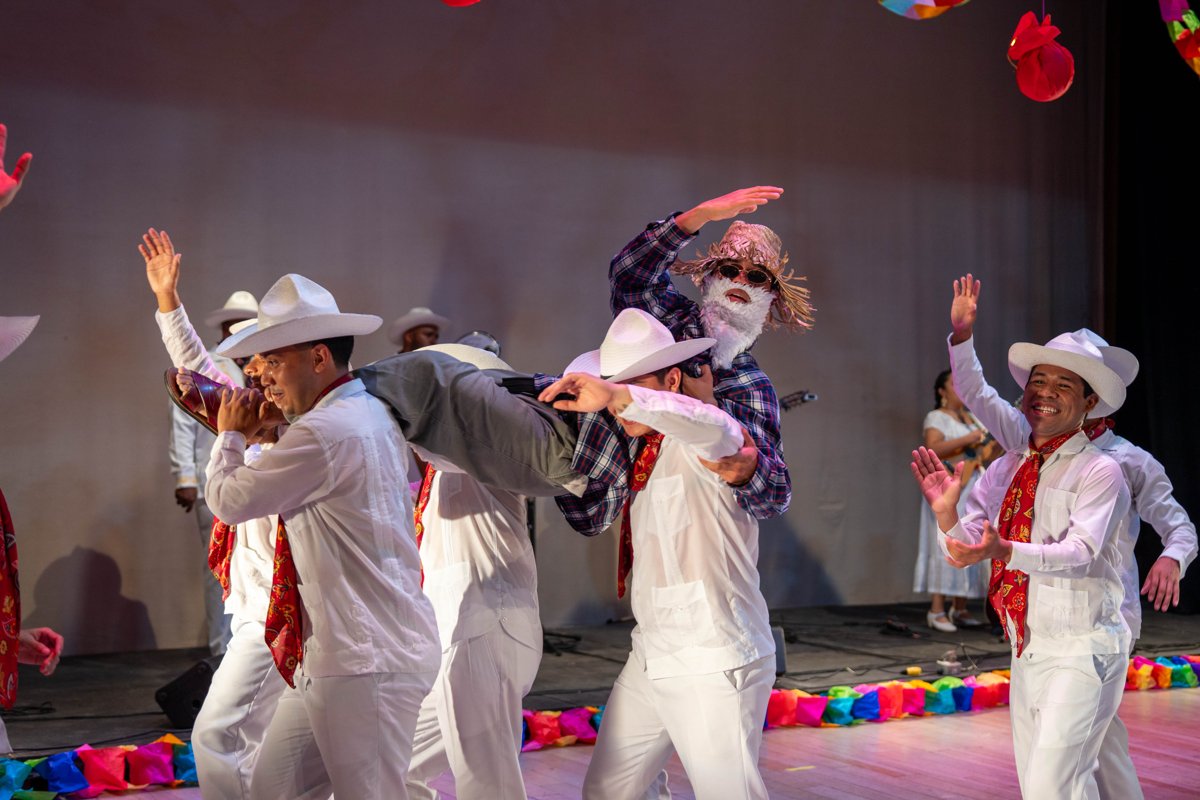 EL SEÑOR TLACUACHE ROBA EL FUEGO EN FUNCIÓN TEATRAL DEL FICH