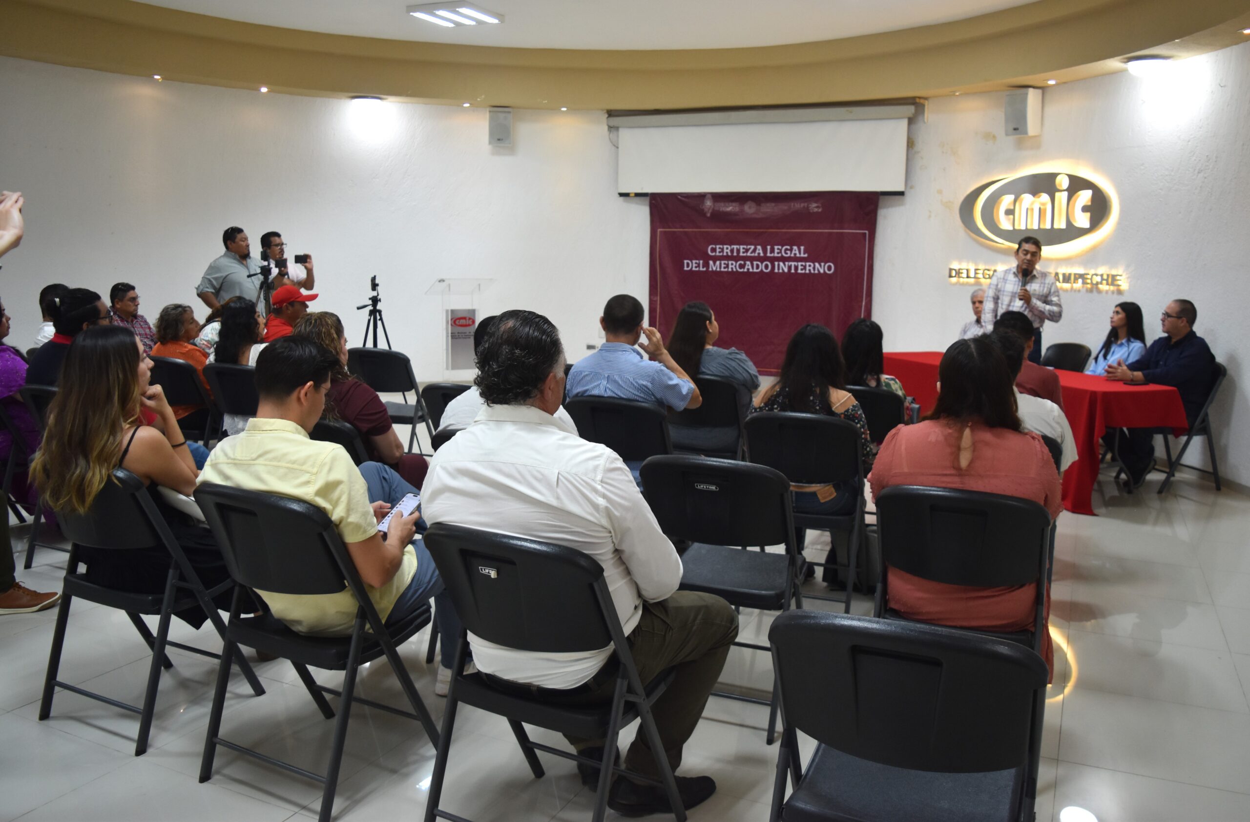 SEDECO ENTREGA TÍTULOS DE REGISTRO DE MARCA A EMPRESARIOS CAMPECHANOS