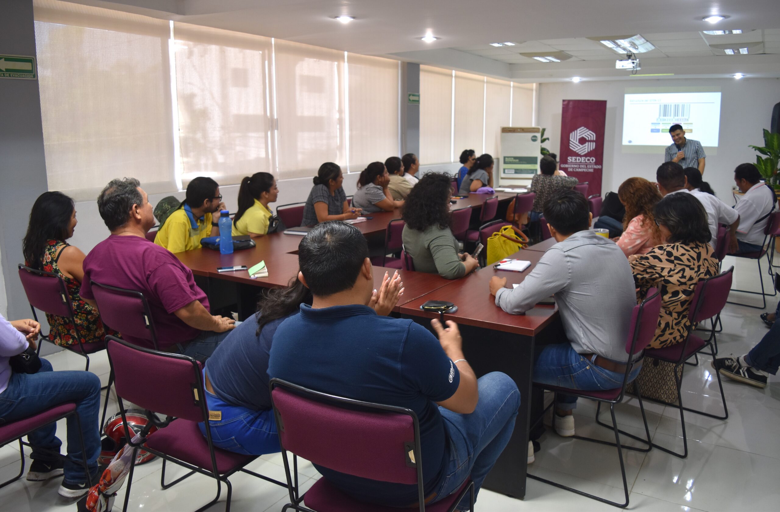 EMPRENDEDORES Y EMPRESARIOS RECIBEN CAPACITACIÓN PARA LA INCORPORACIÓN DEL CÓDIGO DE BARRAS EN SUS PRODUCTOS