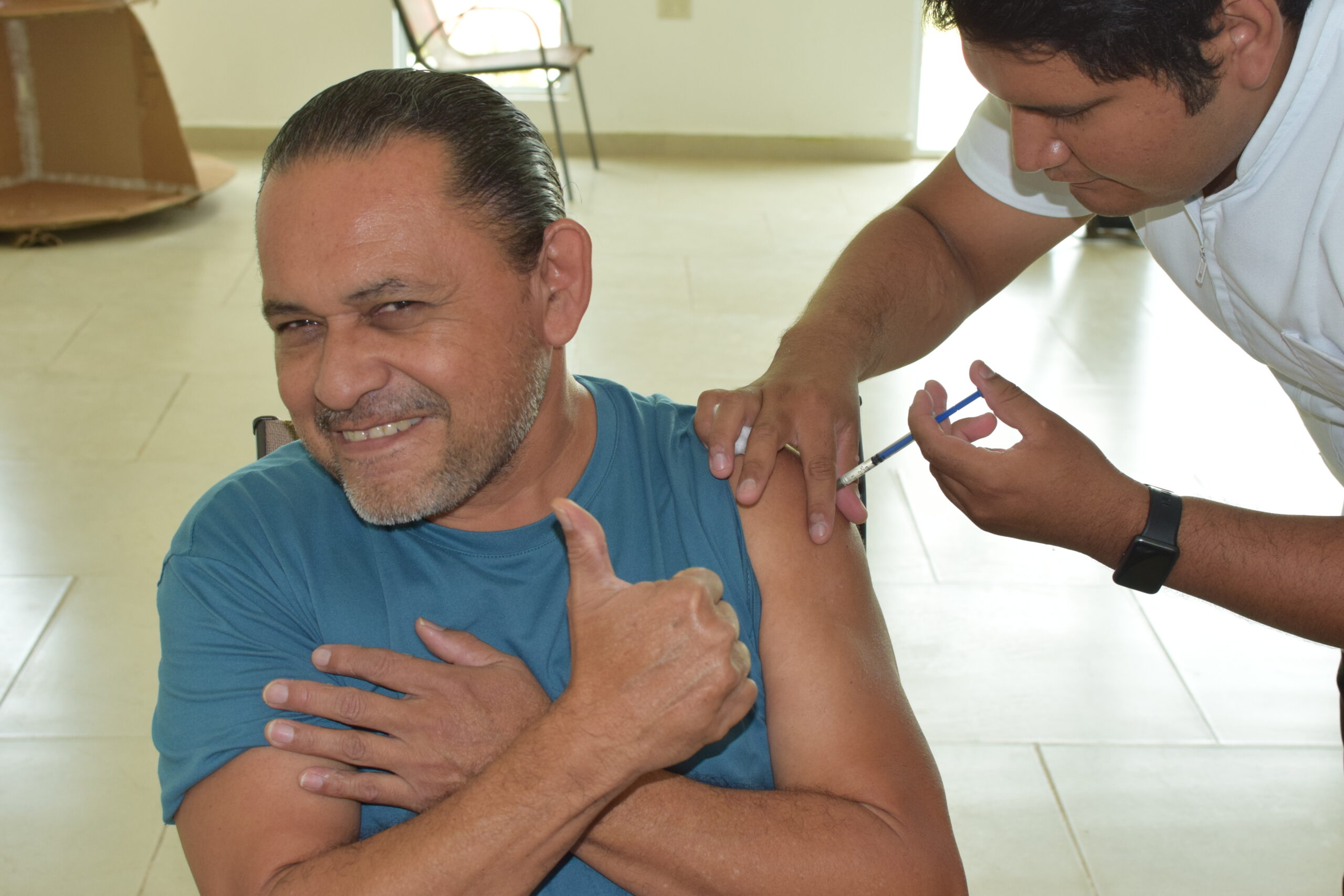 JUBILADOS, PENSIONADOS Y PERSONAL RECIBE VACUNACIÓN EN CIAM ISSSTECAM