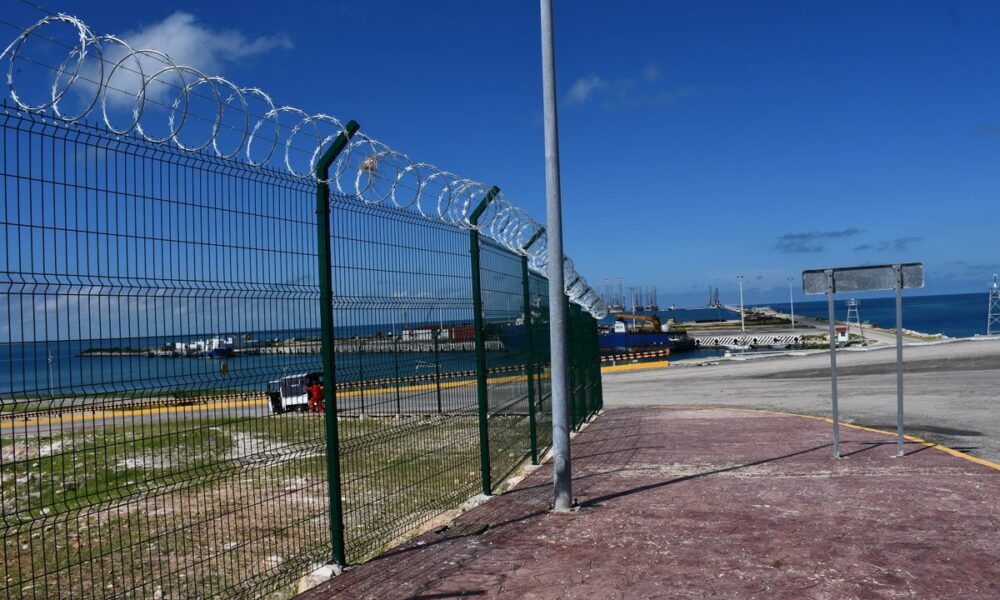 APICAM INSTALA CERCA MARINA PARA PROTEGER INFRAESTRUCTURA DEL PUERTO DE SEYBAPLAYA