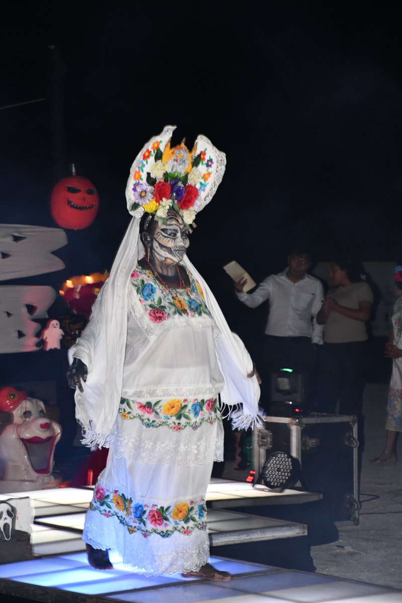 PROMUEVE APICAM EN PLAYA BONITA LAS TRADICIONES MEXICANAS CON EL CONCURSO DE ALTAR DE MUERTOS Y CATRINAS
