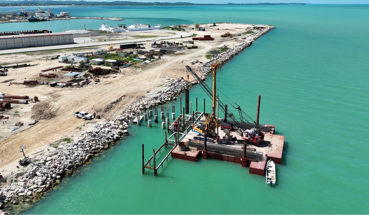 SE CONSTRUYE EN SEYBAPLAYA MUELLE CON DUQUES DE ALBA PARA EMBARCACIONES TIPO BARCAZA DE 9 MIL TONS