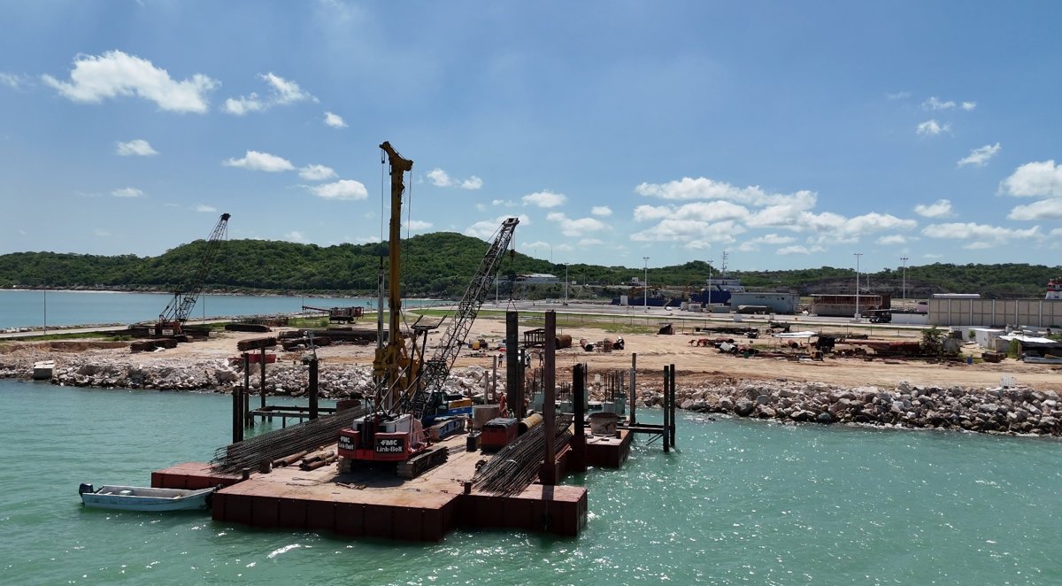 SE CONSTRUYE EN SEYBAPLAYA MUELLE CON DUQUES DE ALBA PARA EMBARCACIONES TIPO BARCAZA DE 9 MIL TONS