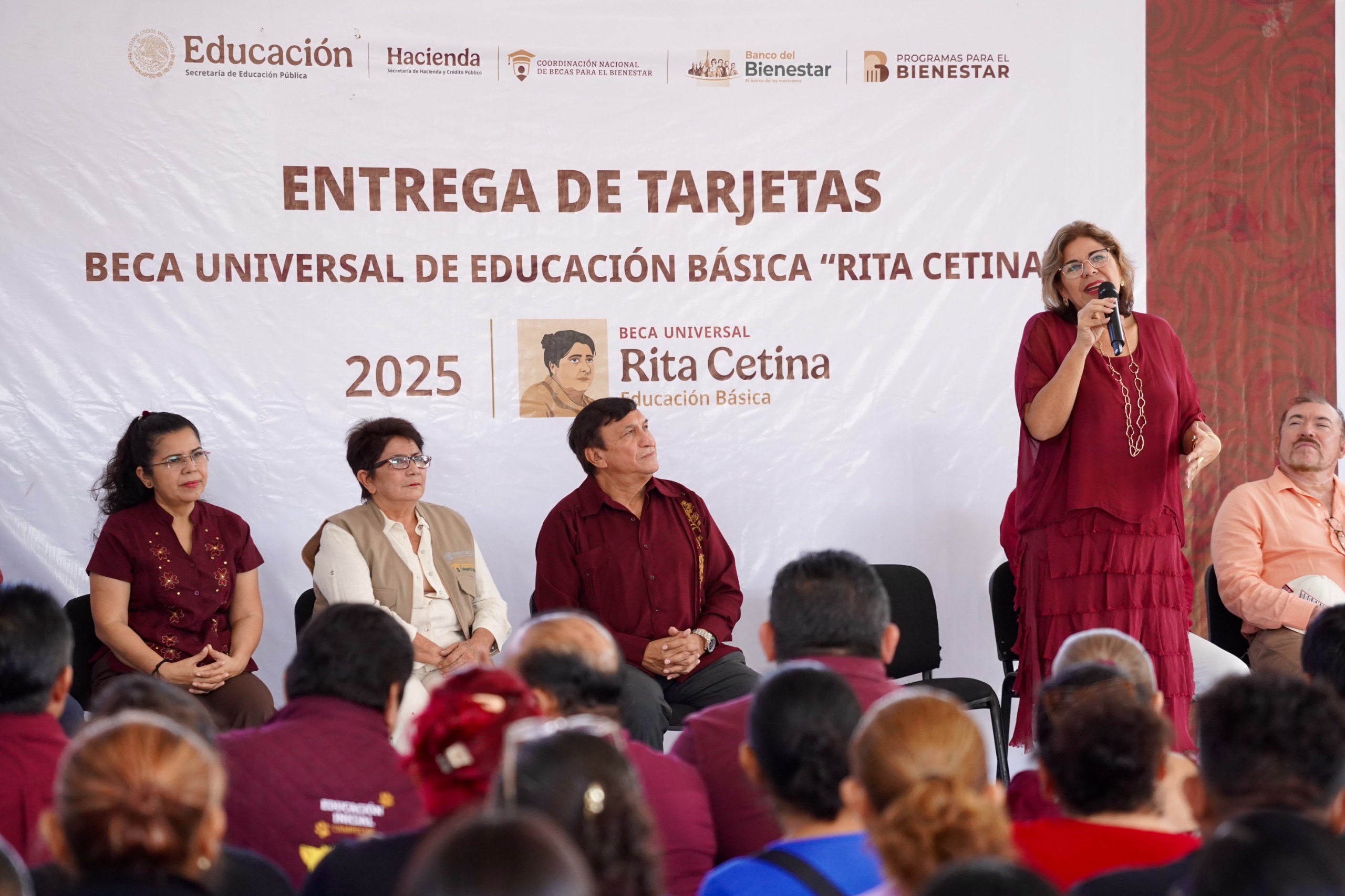 INICIA ENTREGA DE TARJETAS DE LA BECA “RITA CETINA” EN EL NIVEL SECUNDARIA DEL ESTADO
