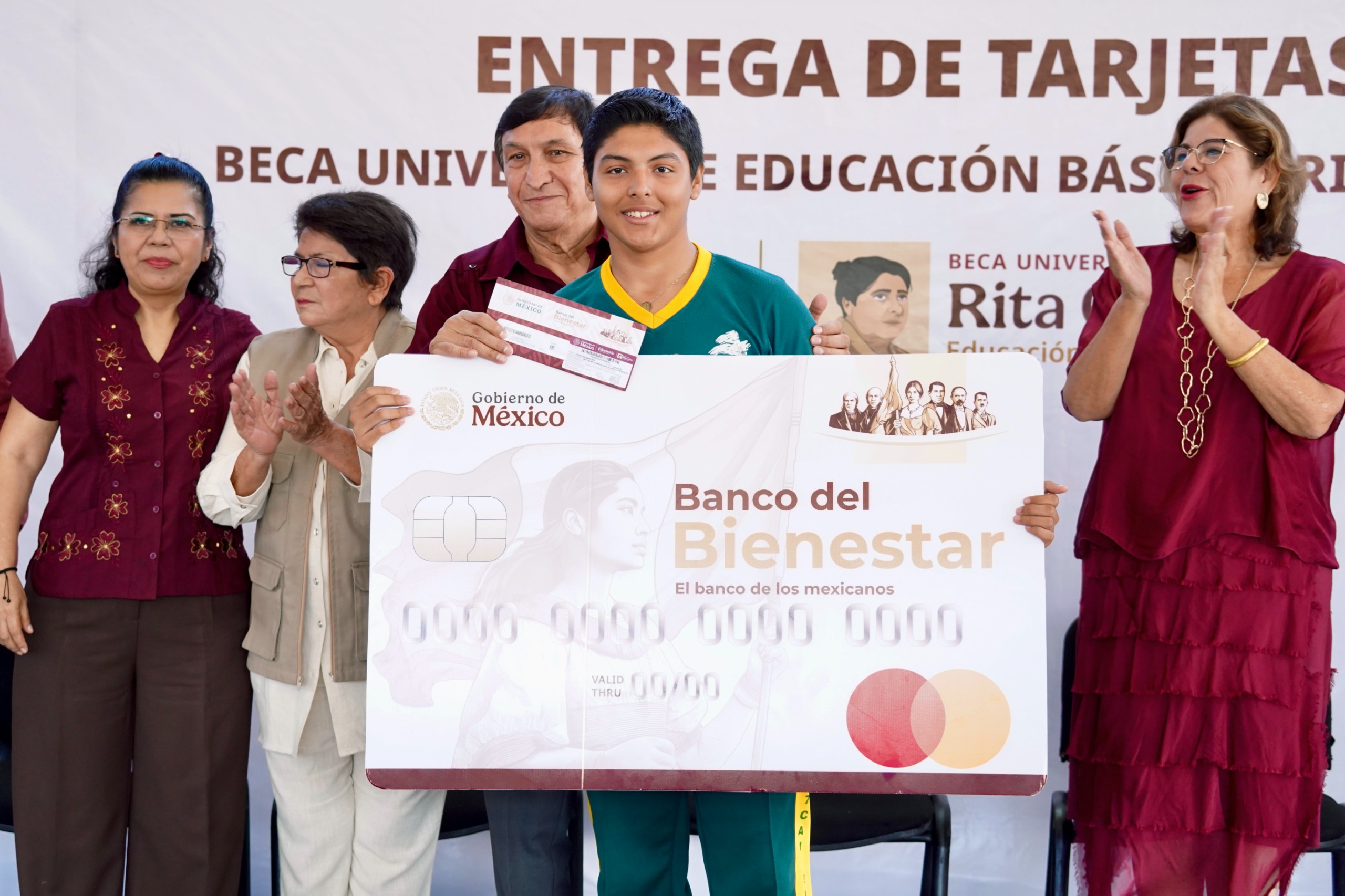 INICIA ENTREGA DE TARJETAS DE LA BECA “RITA CETINA” EN EL NIVEL SECUNDARIA DEL ESTADO