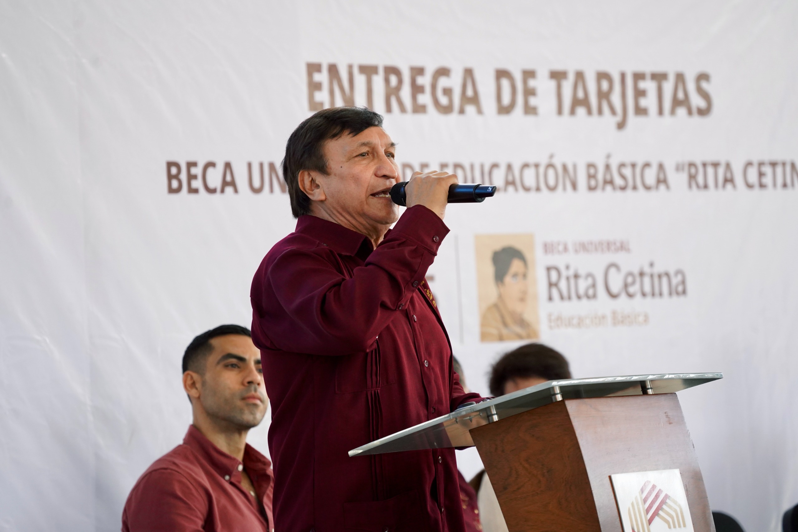 INICIA ENTREGA DE TARJETAS DE LA BECA “RITA CETINA” EN EL NIVEL SECUNDARIA DEL ESTADO