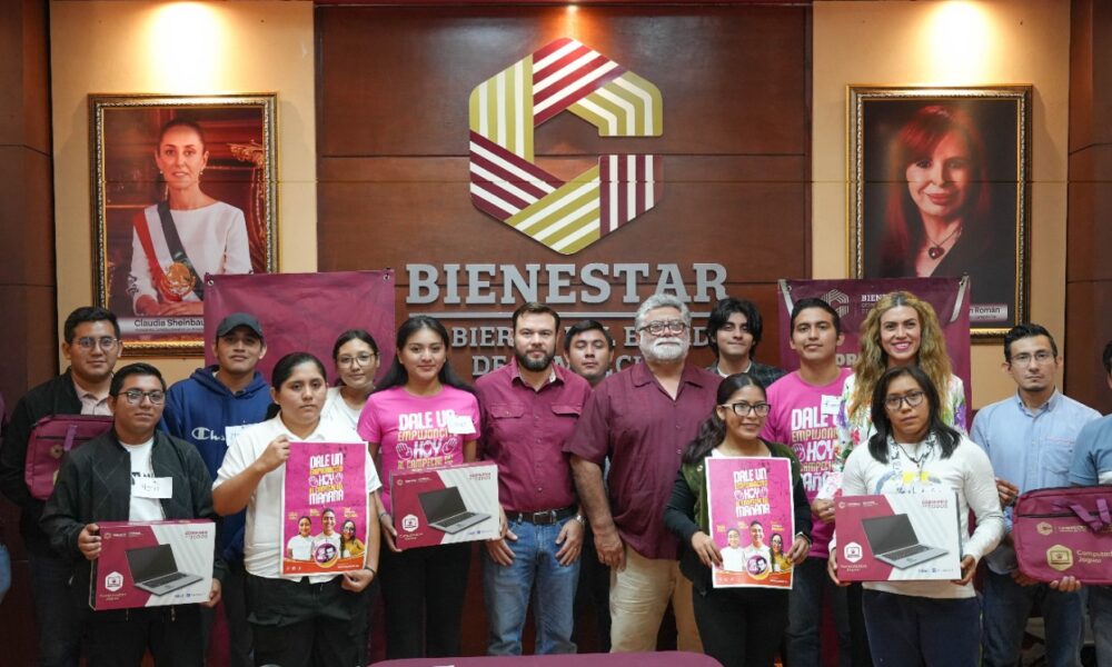 BECARIOS DE LA FUNDACIÓN JOSÉ ORTIZ ÁVILA RECIBEN COMPUTADORAS JAGUAR