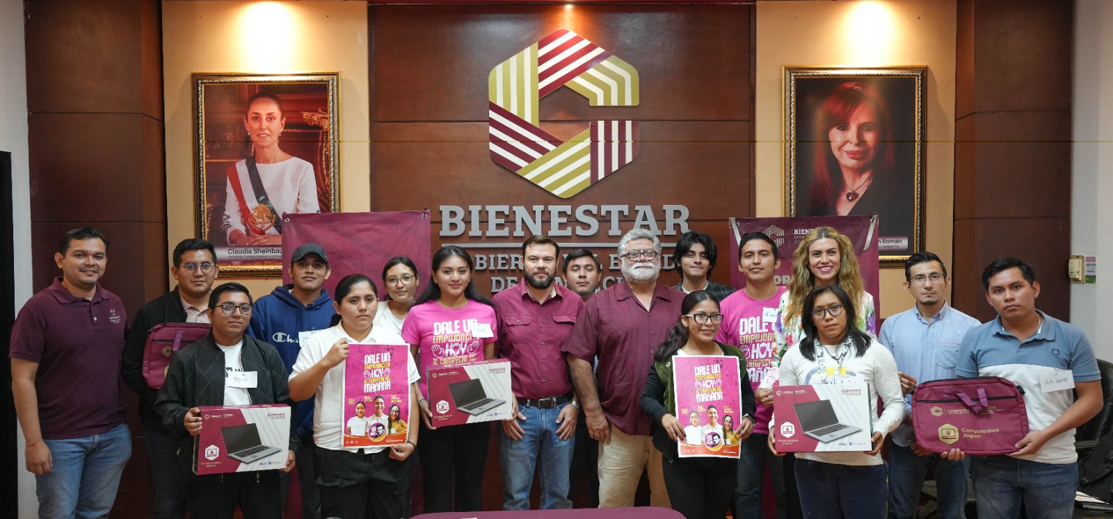 BECARIOS DE LA FUNDACIÓN JOSÉ ORTIZ ÁVILA RECIBEN COMPUTADORAS JAGUAR