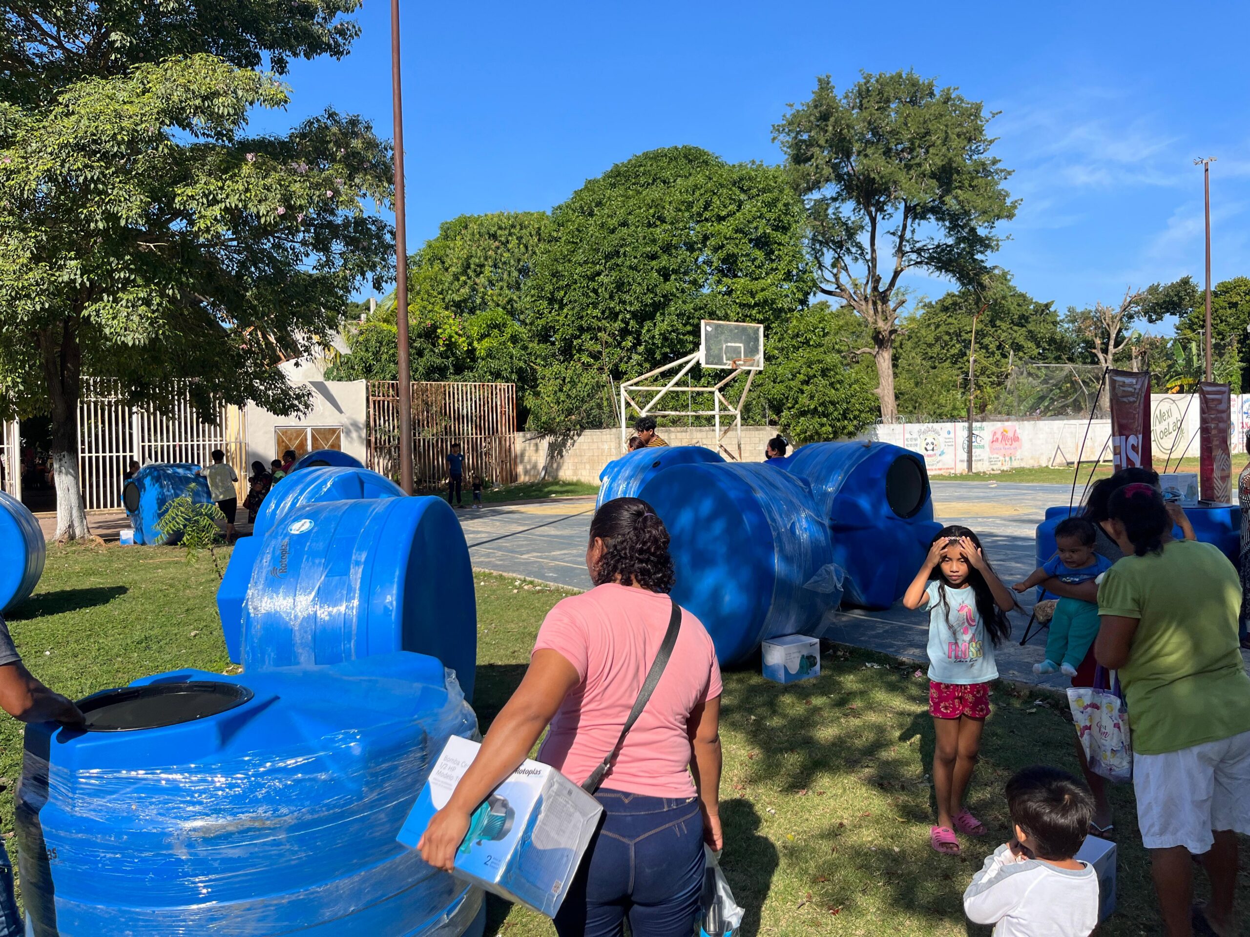 FAMILIAS DE CHINÁ RECIBEN EQUIPAMIENTO DE CISTERNAS