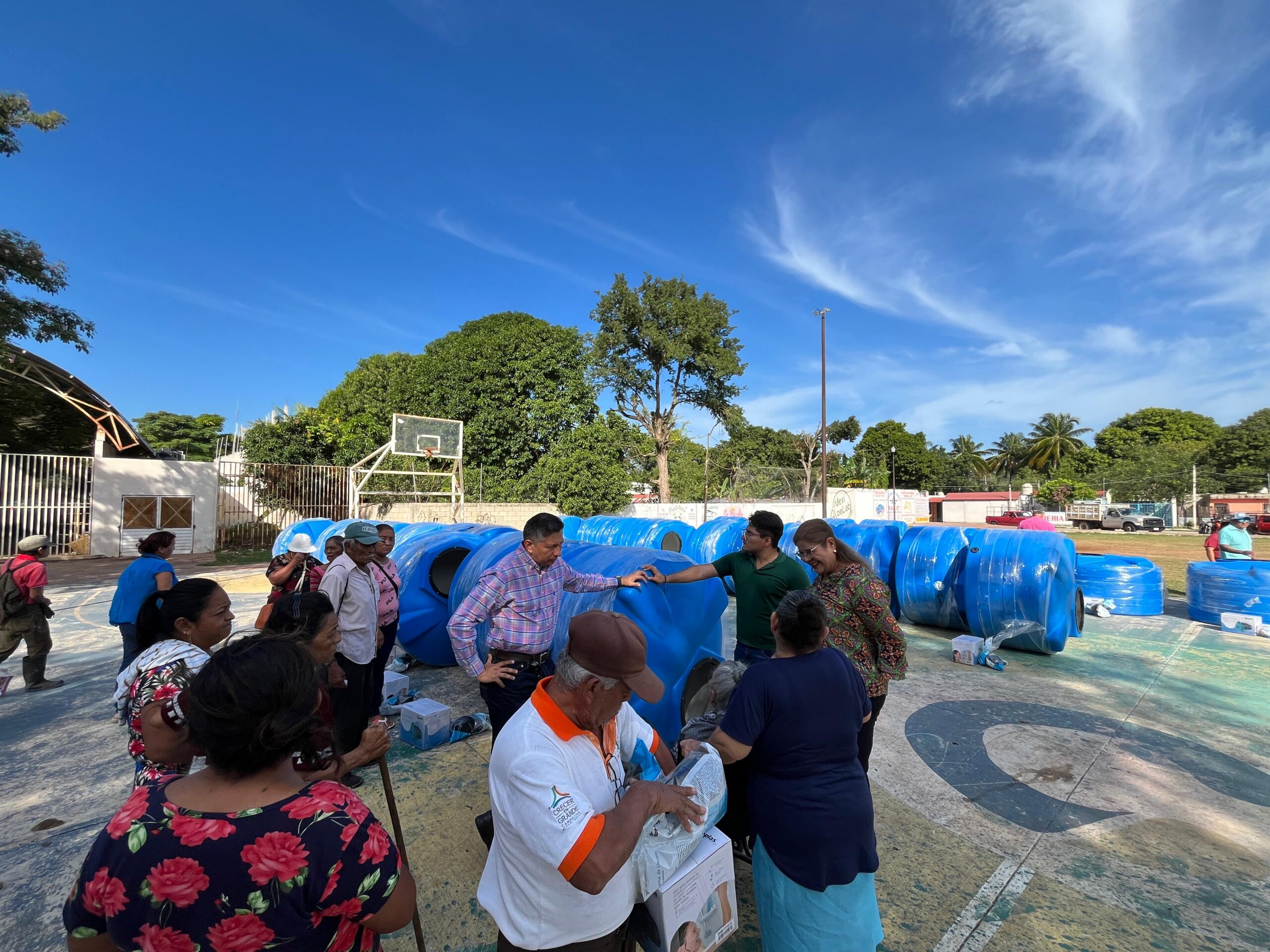 FAMILIAS DE CHINÁ RECIBEN EQUIPAMIENTO DE CISTERNAS