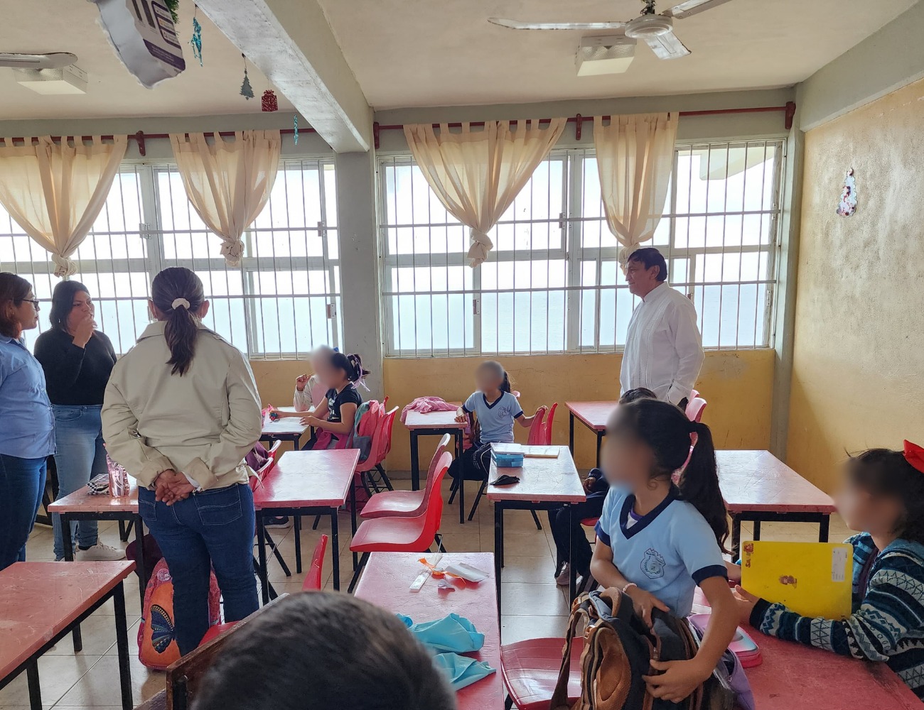ENTREGA SEDUC MOBILIARIO ESCOLAR A LA PRIMARIA “MARÍA DEL CARMEN POBLACIONES” DE LERMA