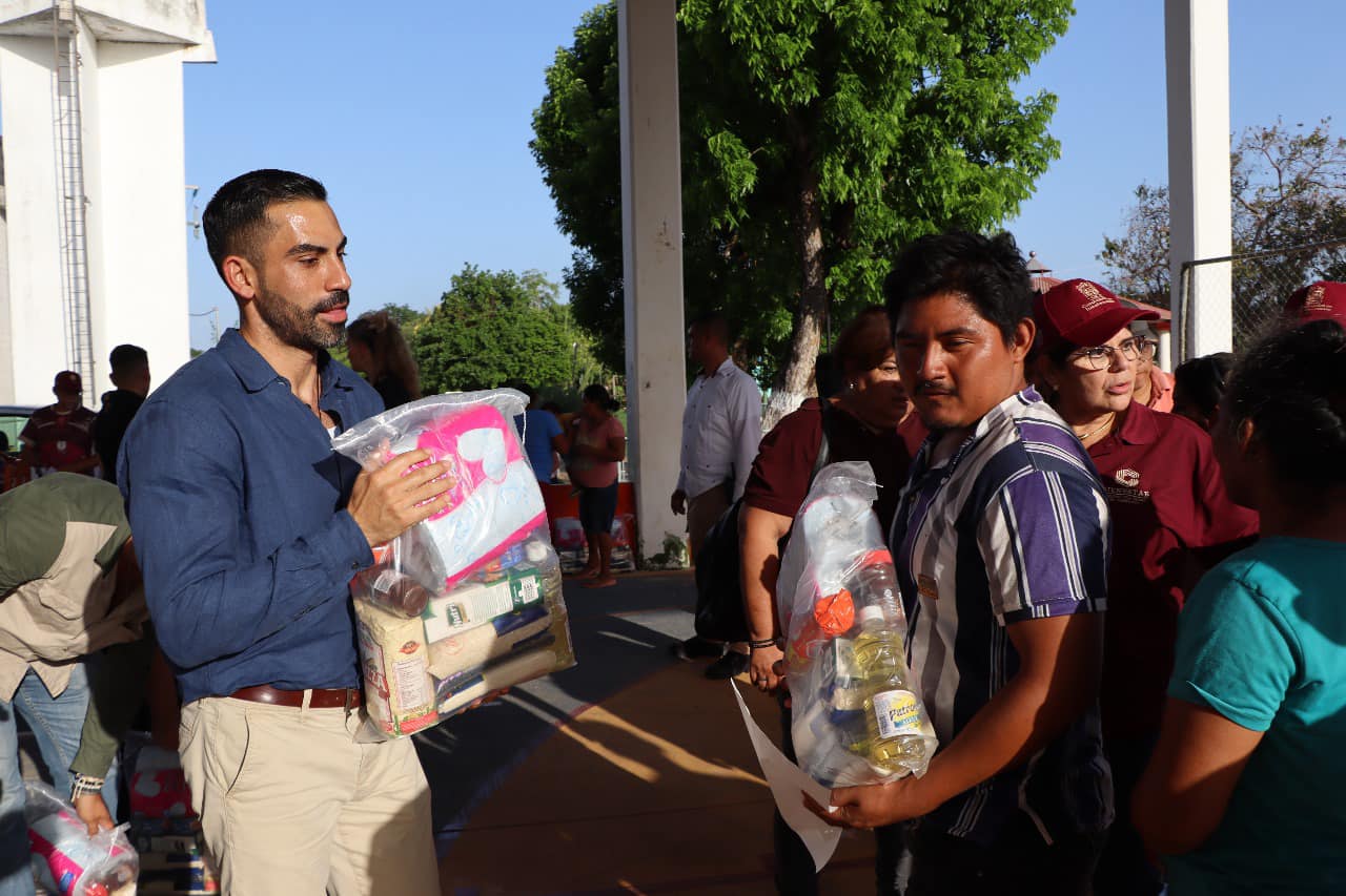 FAMILIAS DE CHAMPOTÓN Y CAMPECHE RECIBEN DESPENSAS