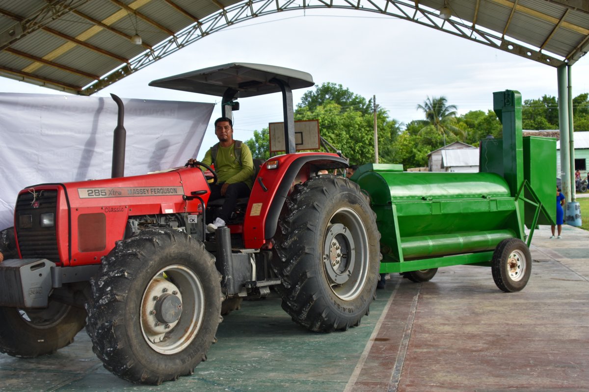 ENTREGAN COSECHADORA AGRÍCOLA A PRODUCTORES DE CALABAZA CHIHUA EN CALAKMUL