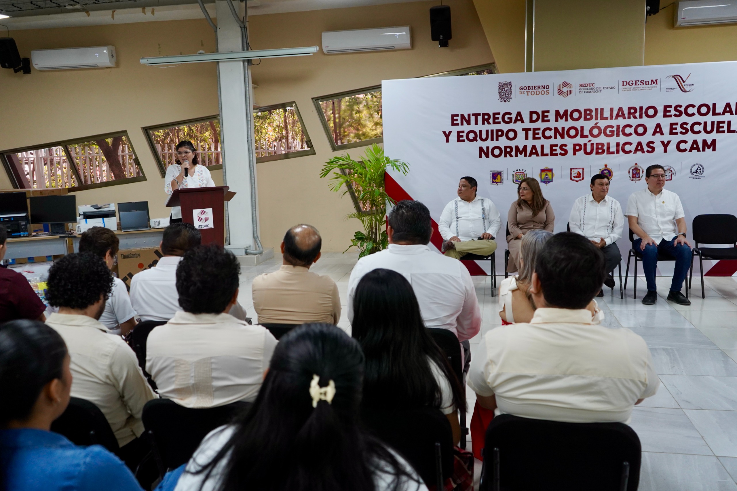 ENTREGA SEDUC EQUIPAMIENTO PARA FORTALECER A ESCUELAS NORMALES Y AL CAM DEL ESTADO