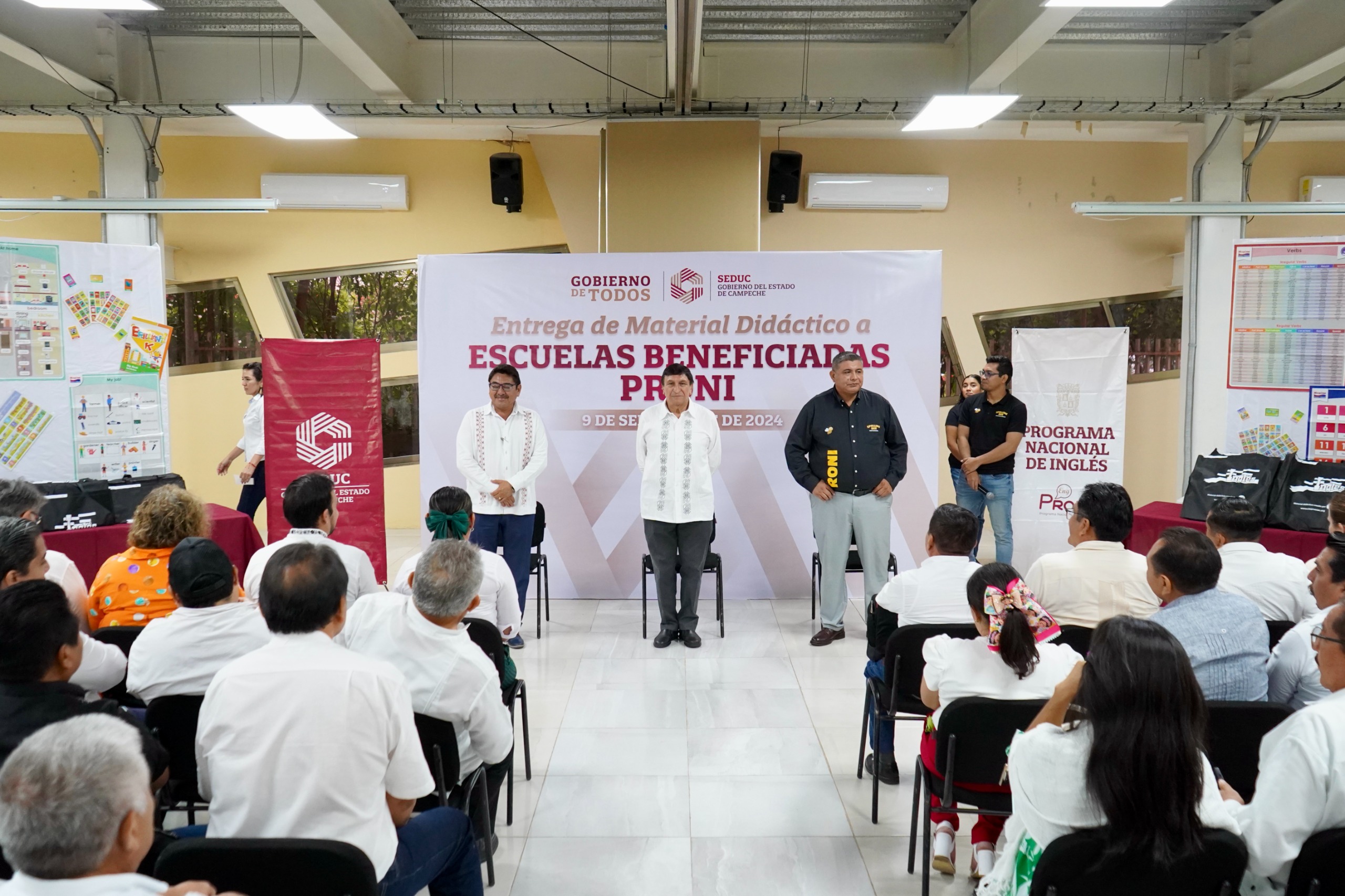 ENTREGAN MATERIAL DIDÁCTICO PARA FORTALECER LA ENSEÑANZA DEL IDIOMA INGLÉS EN ESCUELAS DE EDUCACIÓN BÁSICA