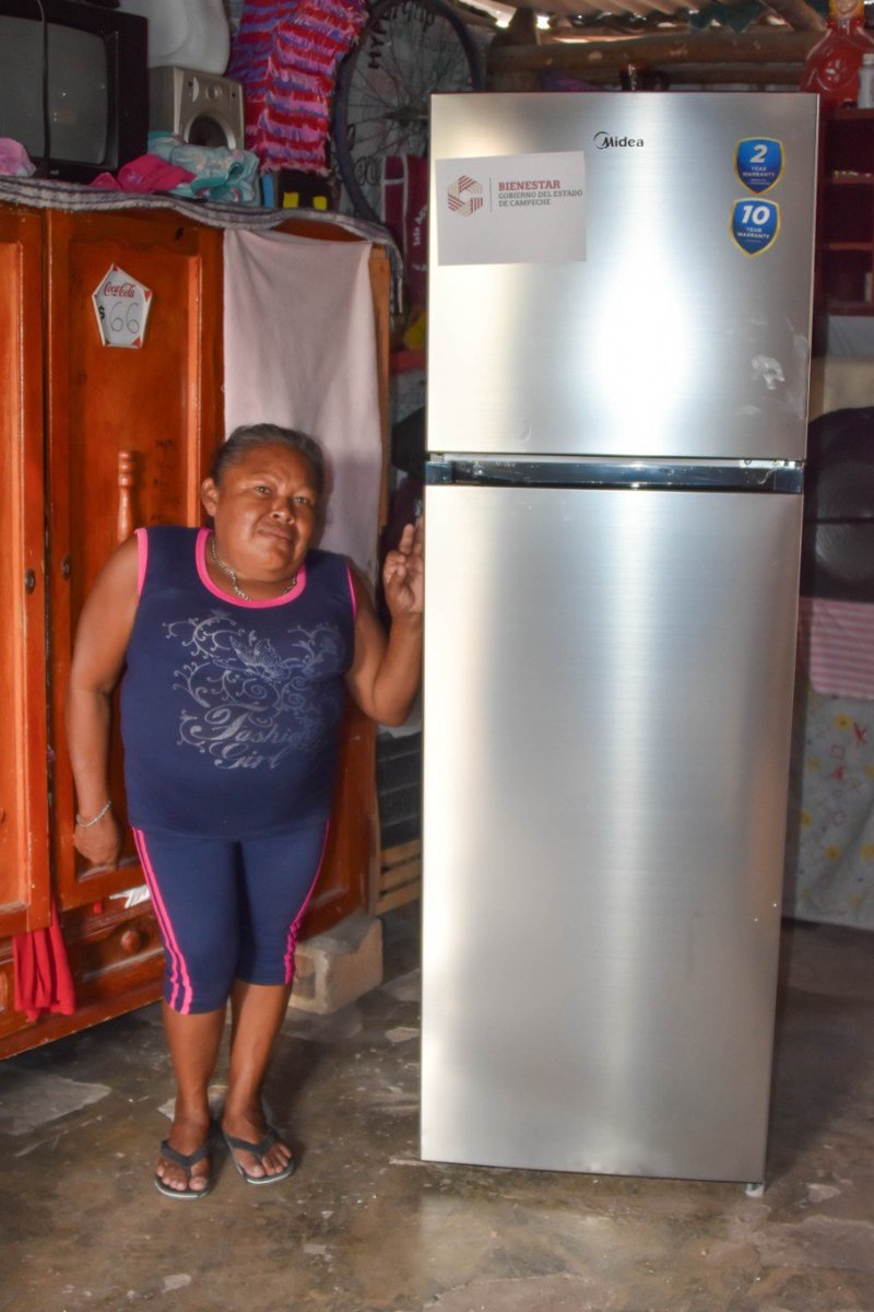 JEFAS DE FAMILIA DE ISLA AGUADA RECIBEN REFRIGERADORES