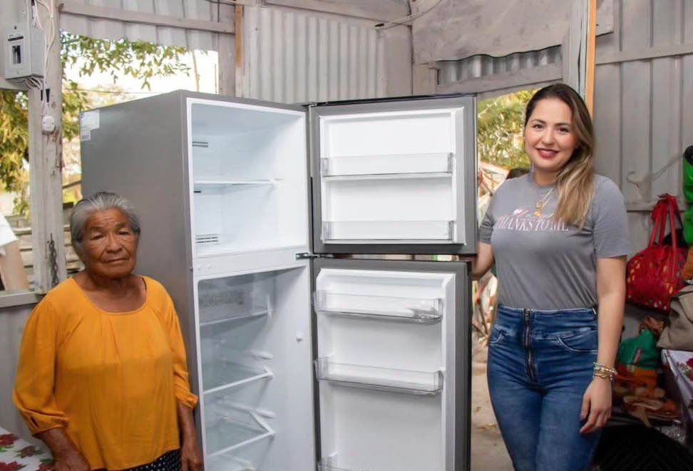 JEFAS DE FAMILIA DE ISLA AGUADA RECIBEN REFRIGERADORES