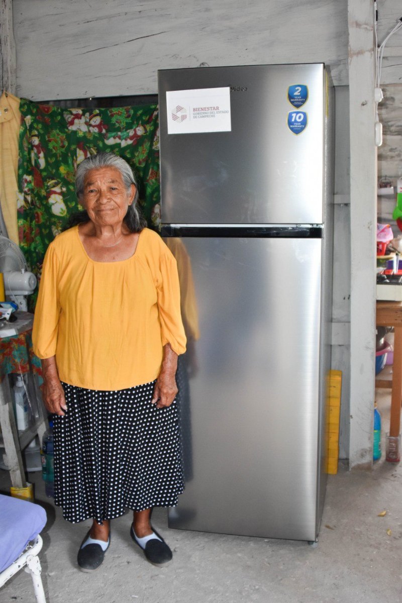 JEFAS DE FAMILIA DE ISLA AGUADA RECIBEN REFRIGERADORES