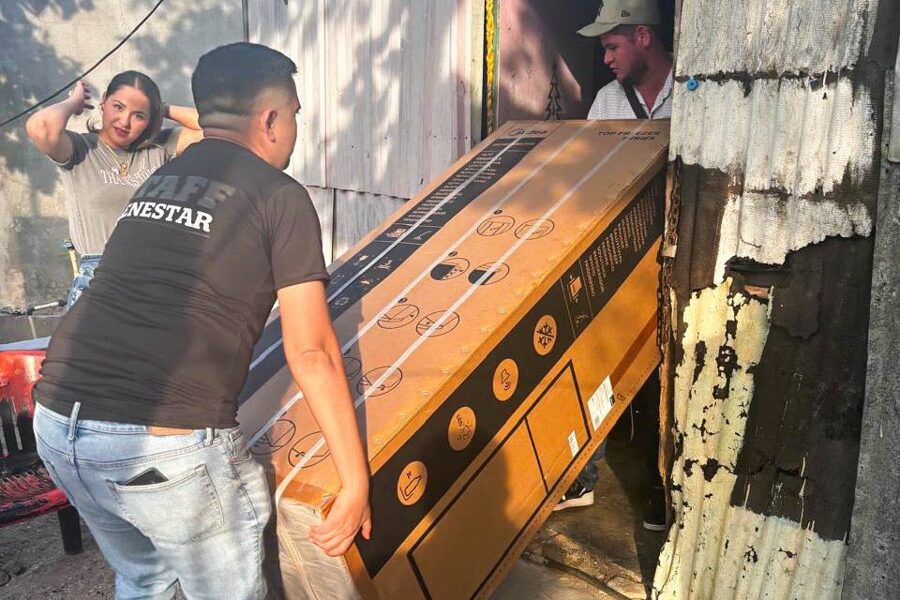 JEFAS DE FAMILIA DE ISLA AGUADA RECIBEN REFRIGERADORES