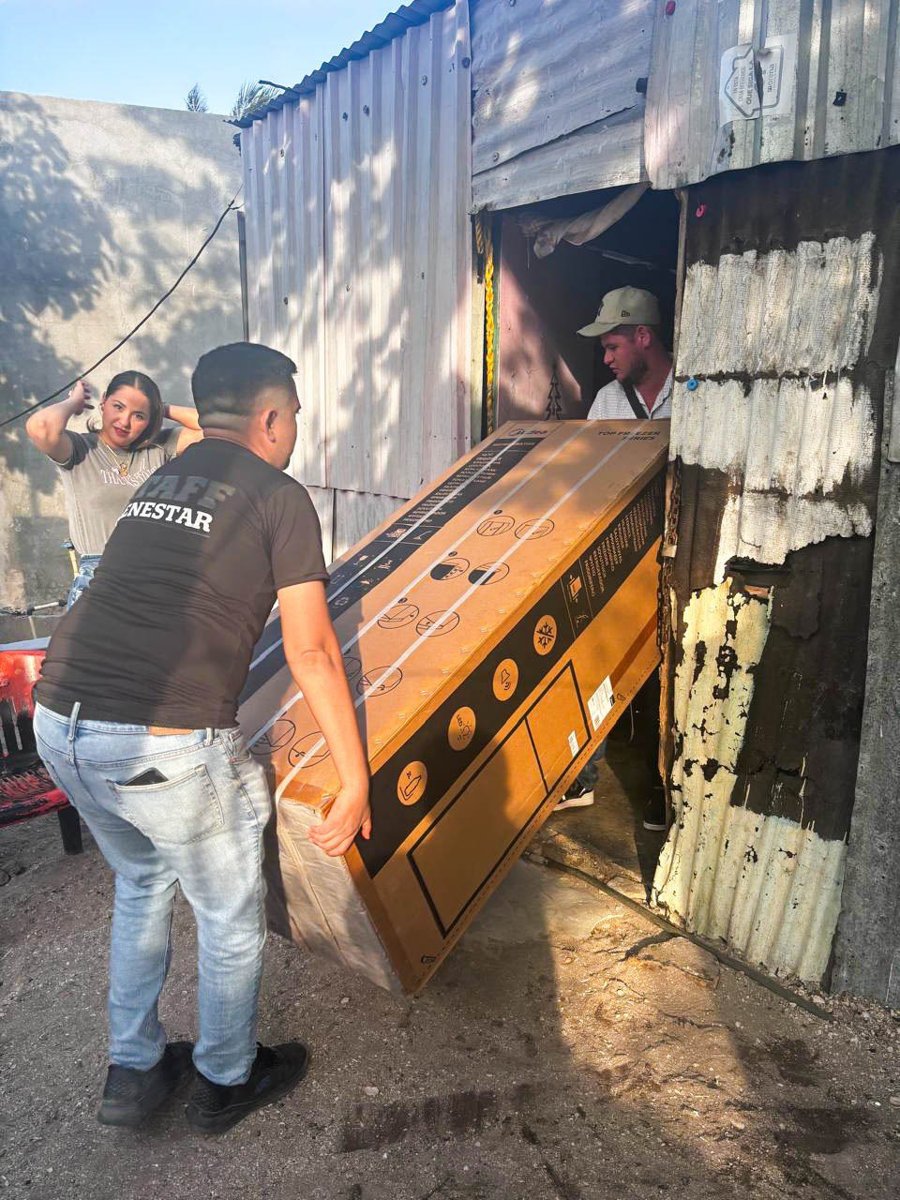 JEFAS DE FAMILIA DE ISLA AGUADA RECIBEN REFRIGERADORES