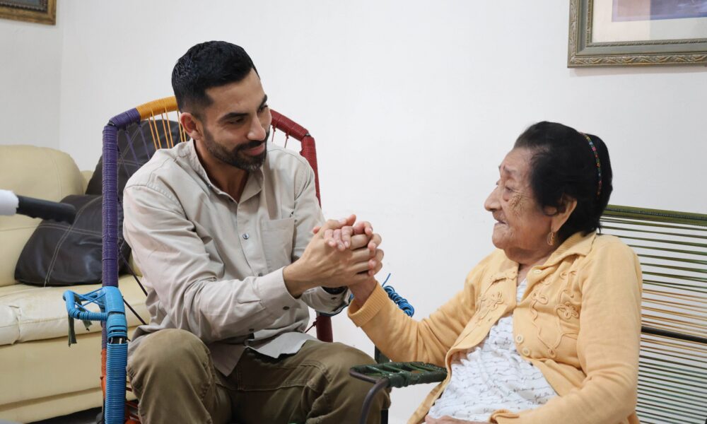 ADULTO MAYOR RECIBE SILLA DE RUEDAS