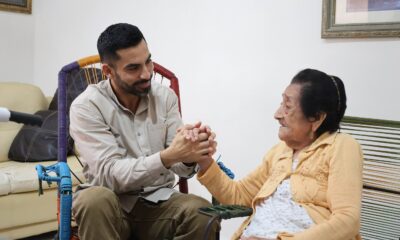ADULTO MAYOR RECIBE SILLA DE RUEDAS