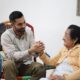 ADULTO MAYOR RECIBE SILLA DE RUEDAS
