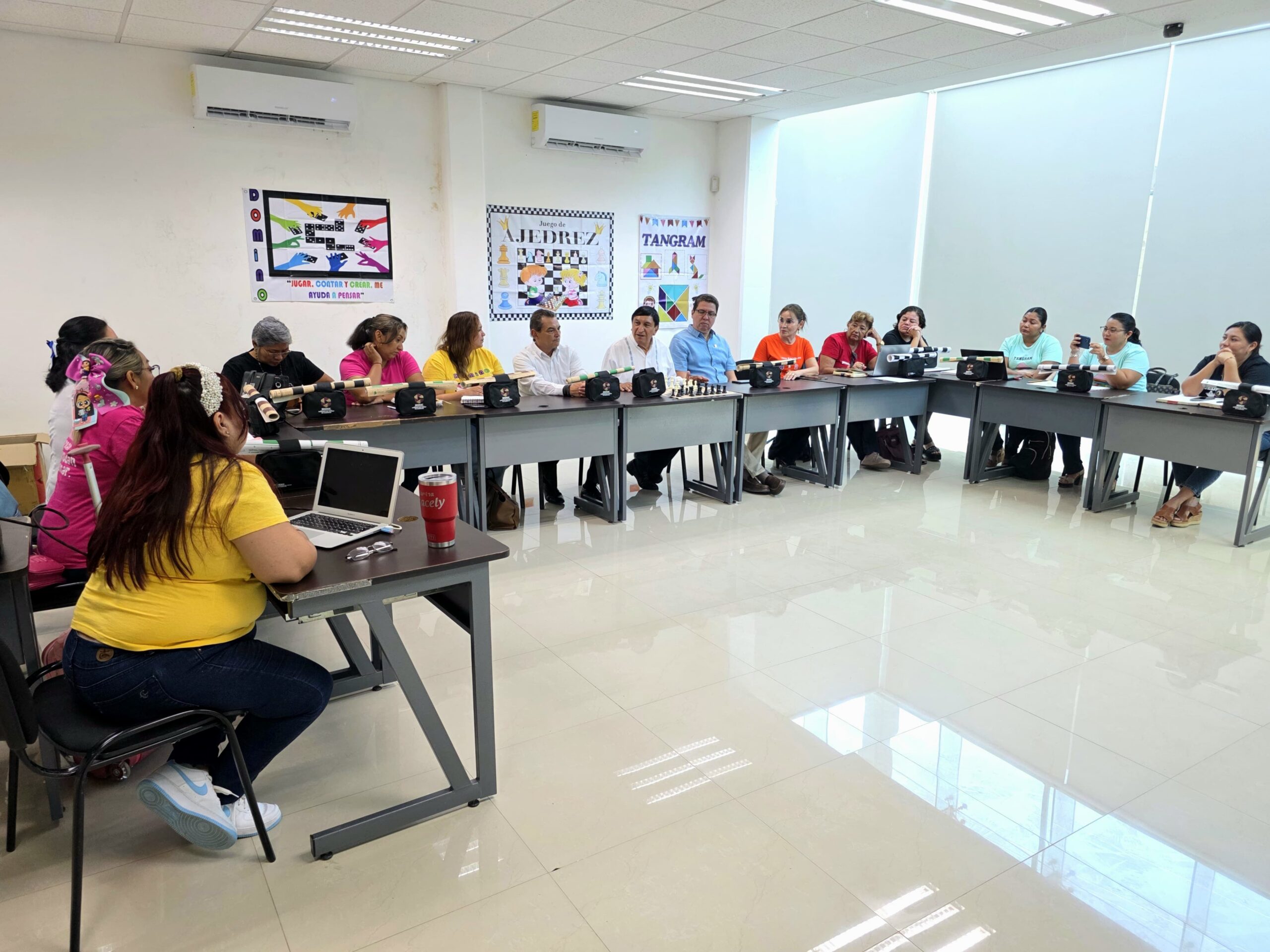 ENTREGA SEDUC MATERIAL DE AJEDREZ A SUPERVISORAS DE PREESCOLAR