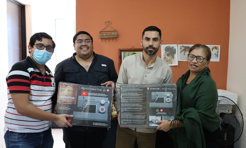 JEFA DE FAMILIA RECIBE EQUIPAMIENTO PARA SU EMPRENDIMIENTO